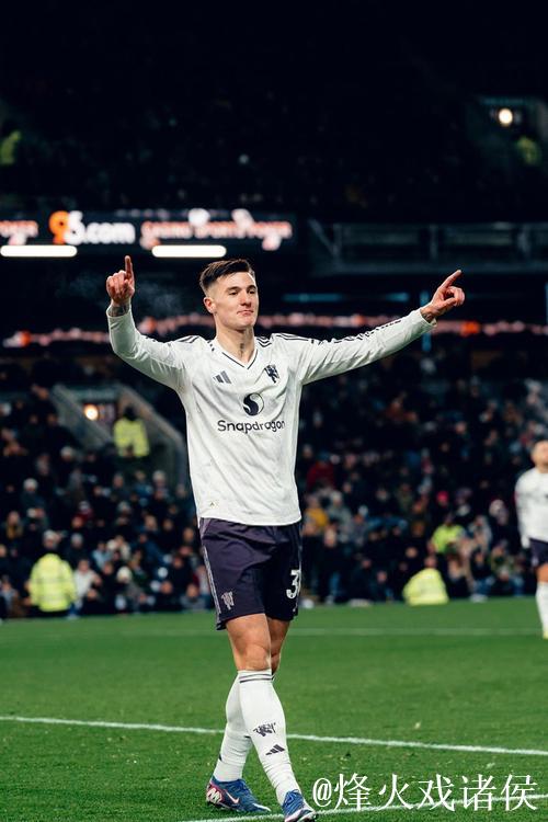 英超-舍什科梅开二度海文失误 曼联2-2战平伯恩利 英超-舍什科梅开二度海文失误 曼联2-2战平伯恩利